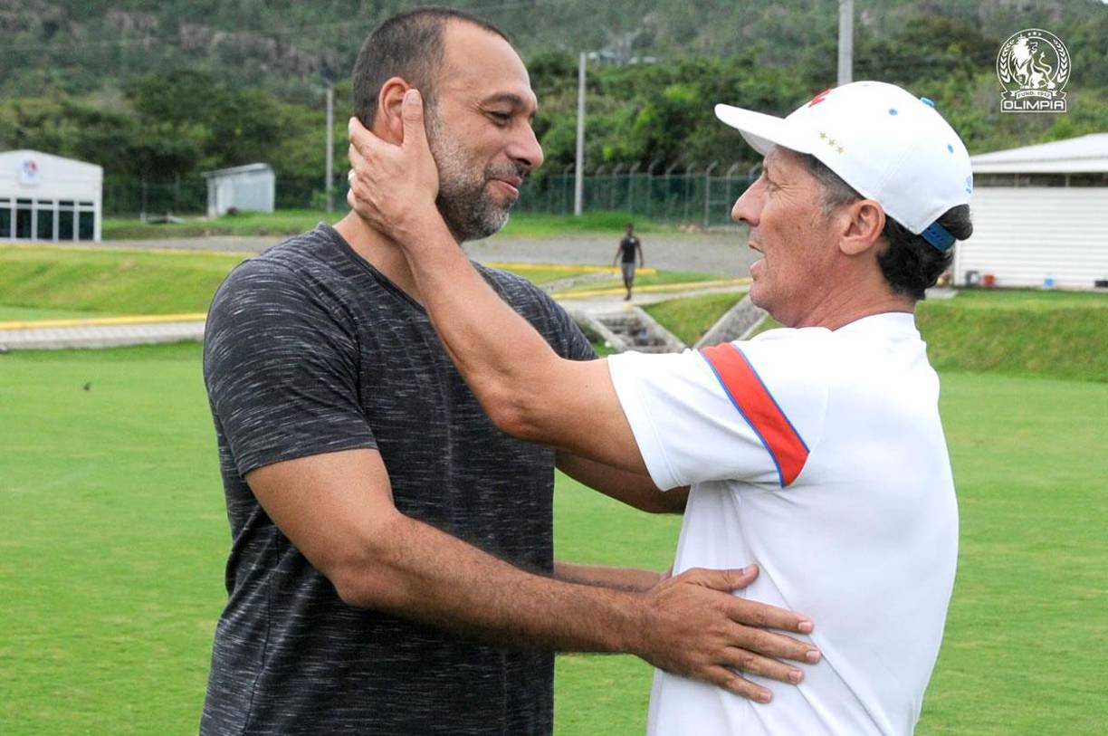 Fabio de Souza le mostró su cariño y respeto al entrenador argentino del Olimpia, Pedro Troglio.