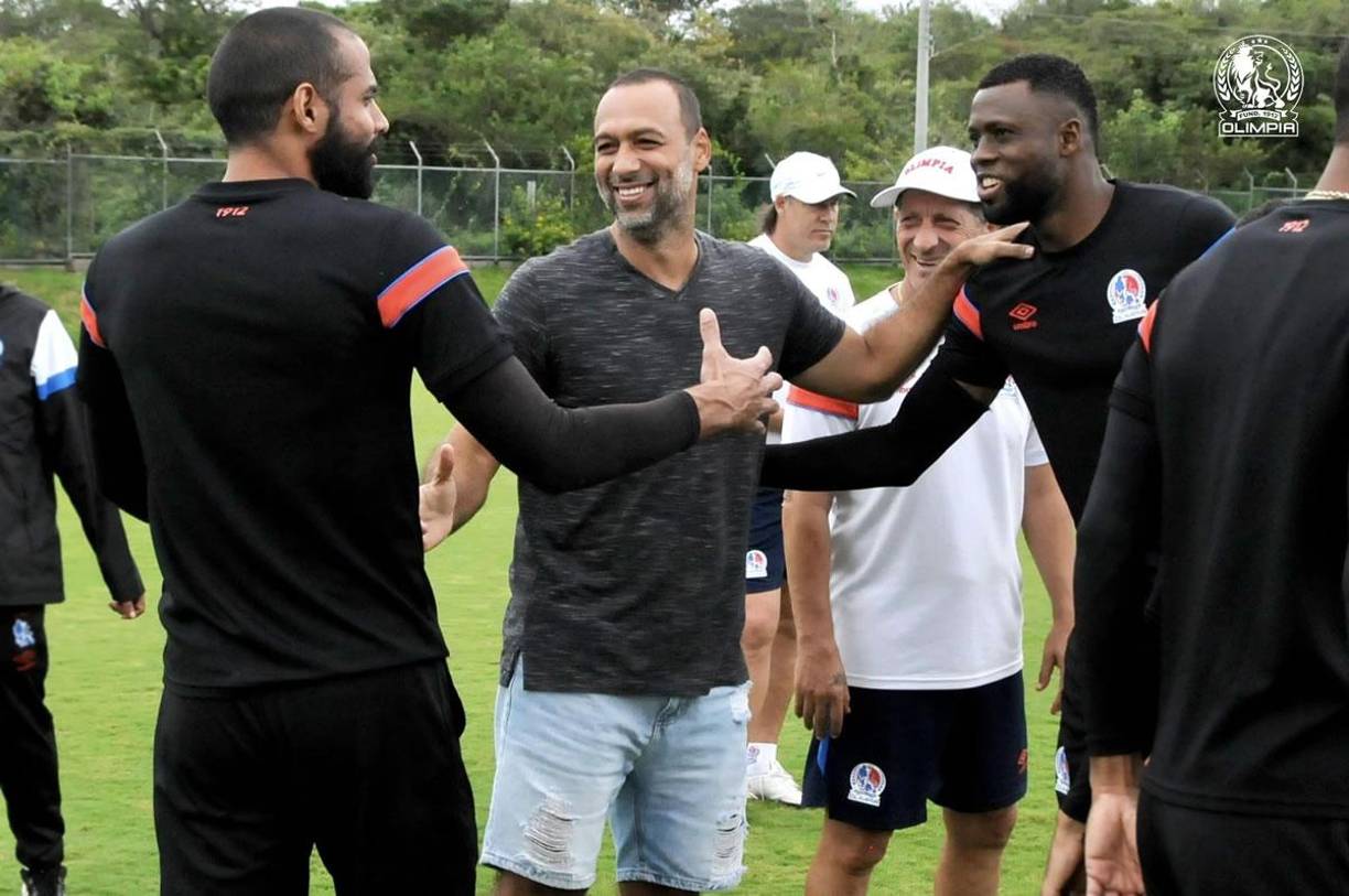 El exdefensa brasileño aprovechó su visita a Honduras para saludar a sus excompañeros del Olimpia. Compartió con los jugadores en la sede del equipo merengue.