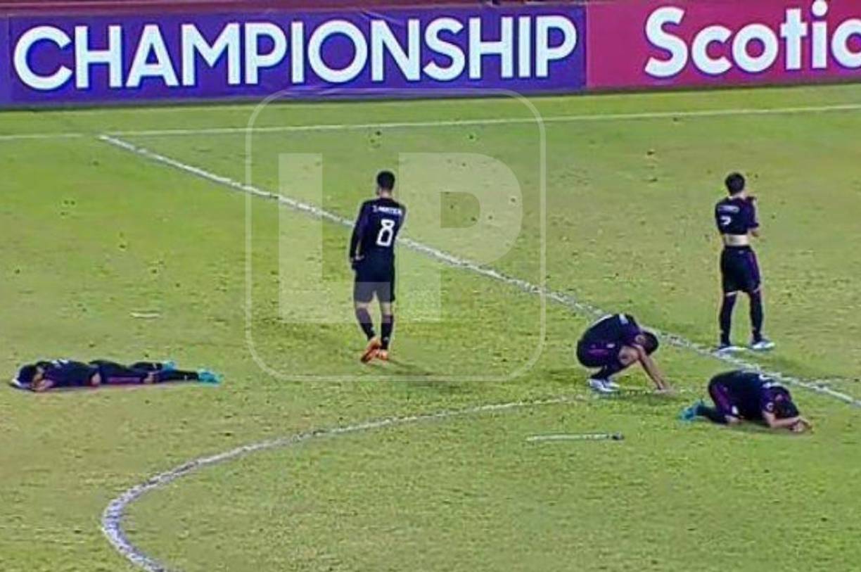 Desplomados en el verde césped del Olímpico tras el fracaso de quedarse en los cuartos de final.