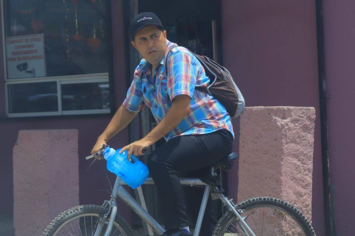 Otros no se la complican, andan su bote con suficiente agua.