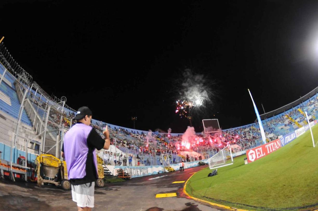 La barra organizada del Olimpia lanzó fuegos artificiales celebrando el triunfo del Olimpia ante Génesis.