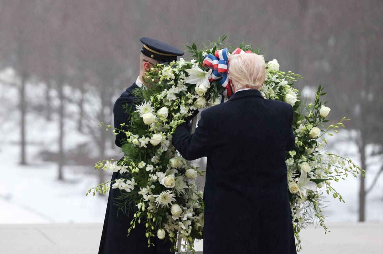  El presidente electo de Estados Unidos, Donald Trump, llegó el sábado a la ciudad de Washington acompañado de su esposa Melania para iniciar los eventos de cara a su segunda investidura, que será este lunes 20 de enero.