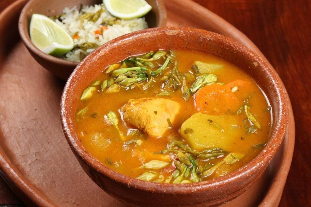 Sopa de pollo con Loroco¿Cómo hacerla?Este es un platillo aromático y exquisito gracias a la flor de loroco, la cual es un ingrediente muy apreciado en la gastronomía hondureña, tanto en recetas típicas como en platillos de alta cocina. La puede hacer en olla rápida y el tiempo disminuye considerablemente, pero si dispones de un rato para hacer el caldo de pollo suavemente en cazuela tradicional, el resultado será mucho más rico. Si haces el caldo el día antes y lo metes en la nevera será mucho más simple desgrasarlo. Se preparan en todo Honduras con una base de verduras y pollo y añadiendo distintos ingredientes según cada persona. 