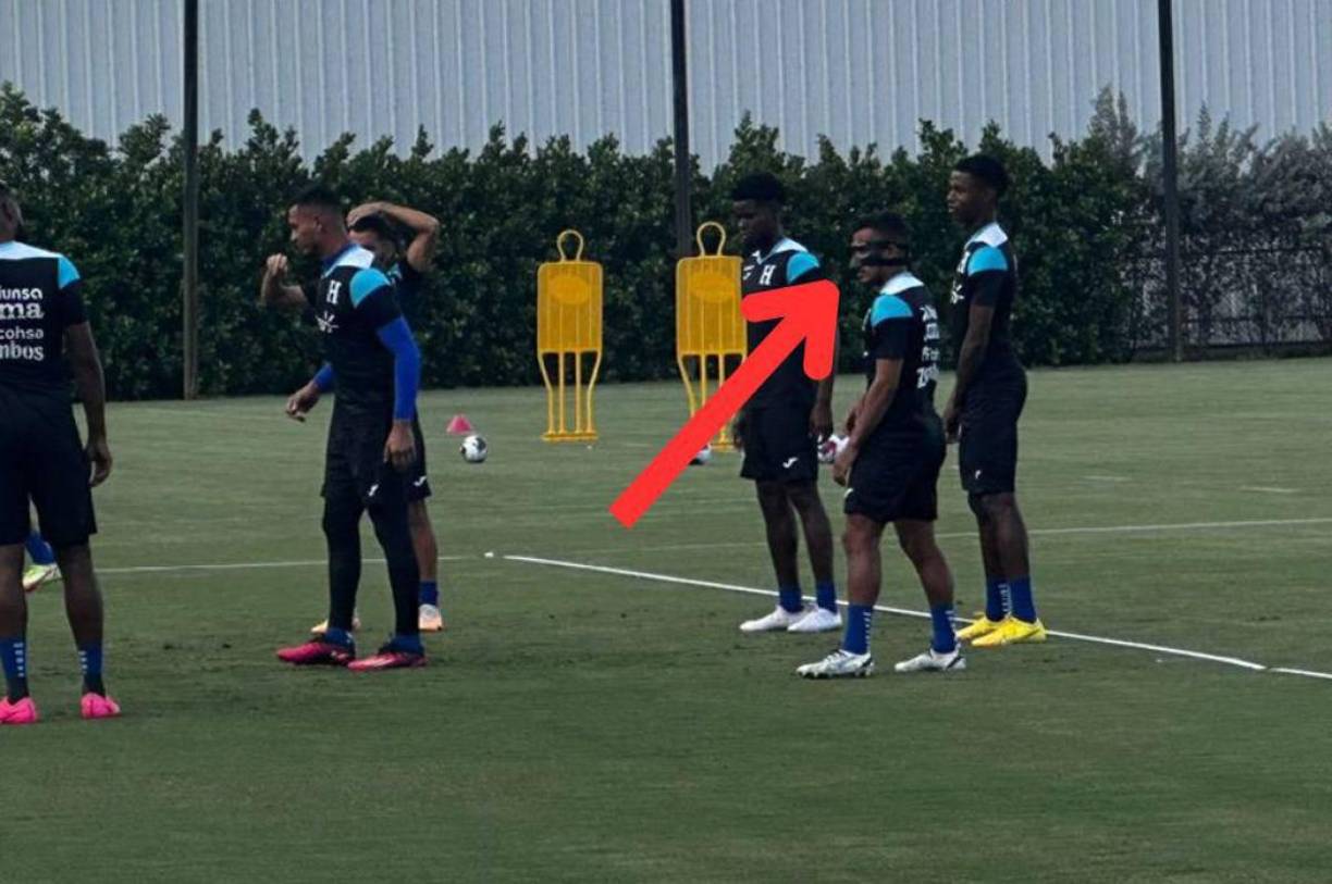 Una de las curiosidades que se vivió en la práctica del viernes es que el jugador del Olimpia, Edwin Rodríguez, estuvo entrenando con una máscara.