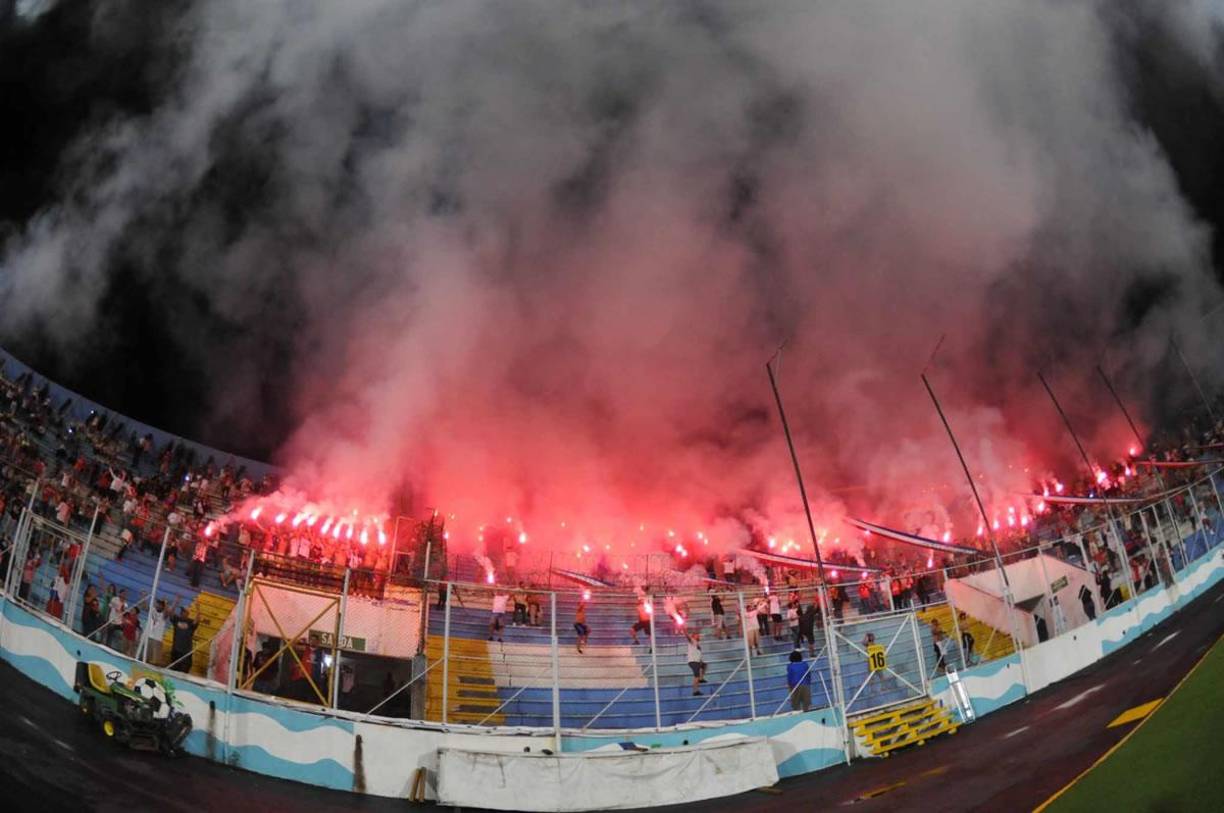 El show de la Ultra Fiel con bengalas en los últimos minutos del partido para celebrar la victoria del Olimpia contra el Génesis.