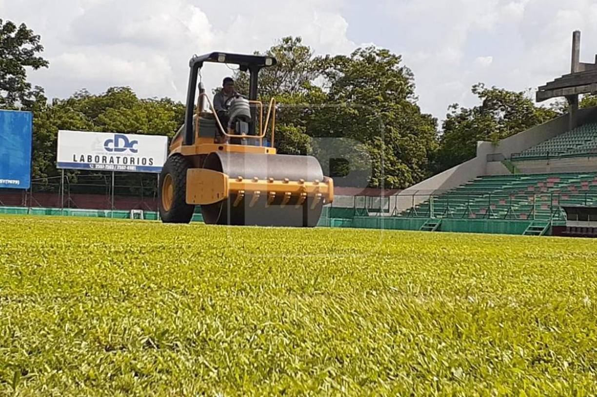 Una máquina aplanadora recorrió toda la cancha del Yankel Rosenthal para que el terreno estuviera parejo.