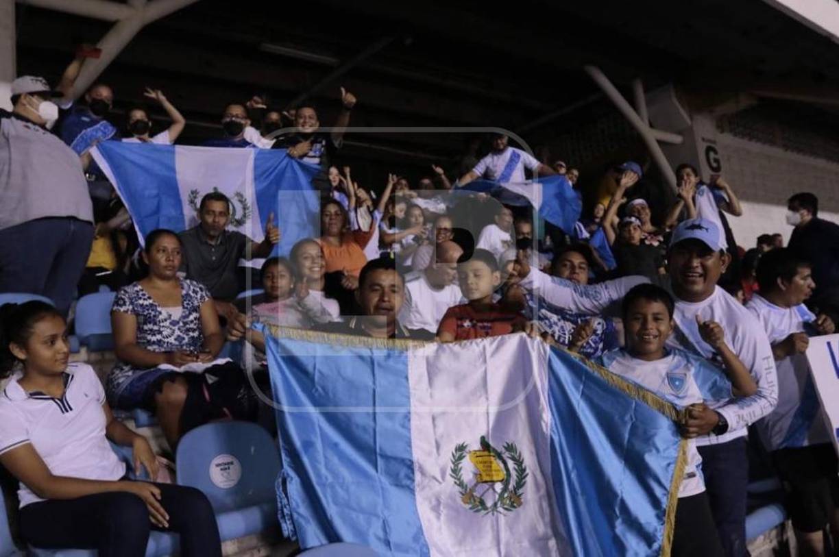 La afición de Guatemala hizo el viaje a territorio catracho para ser parte de la historia de los suyos. La banderas chapinas estuvieron presentes en el estadio Olímpico.