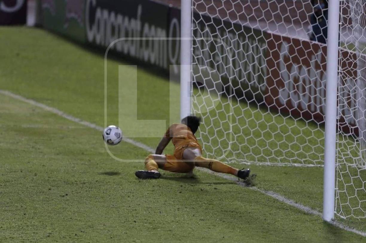 Luego de persistir el empate durante los tiempos extras, llegaron los penales y esta postal refleja el momento exacto en el que Guatemala clasificó a su segundo mundial en la categoría.