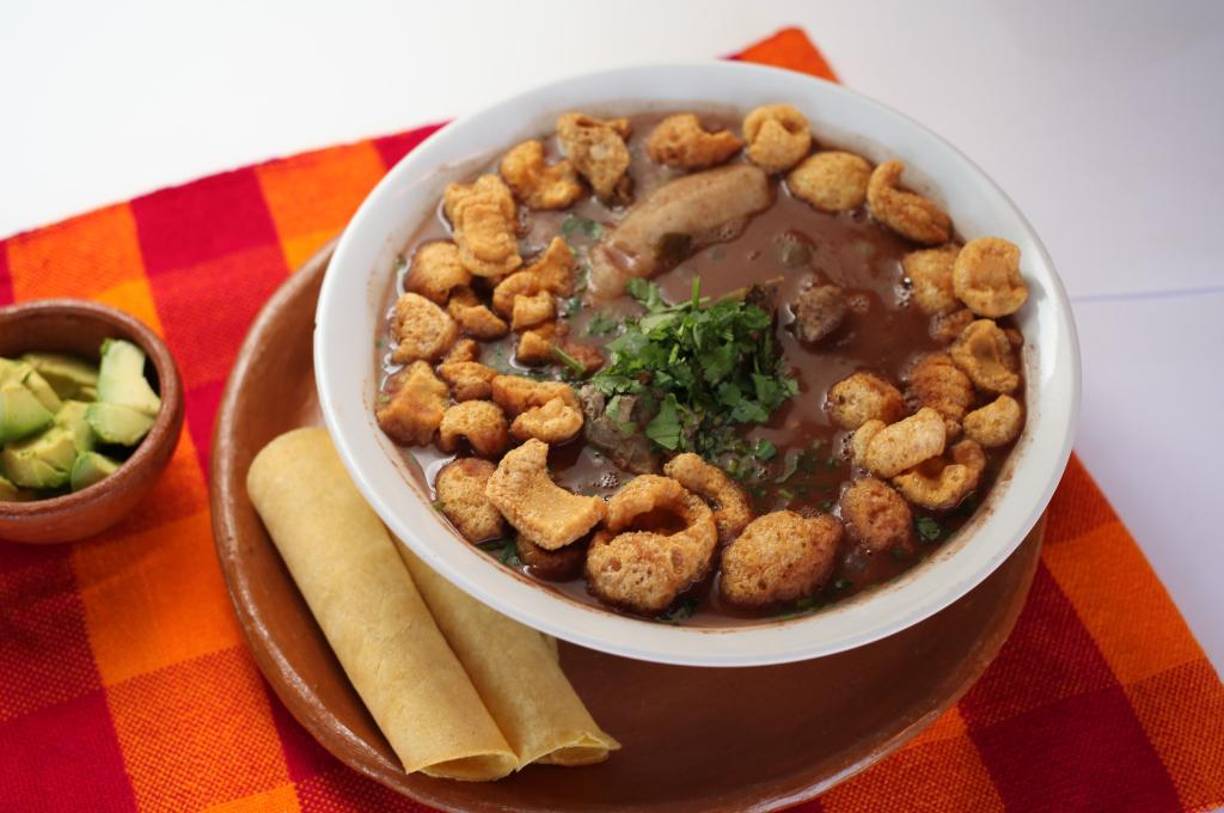 Sopa de frijoles¿Cómo hacerla?Calentar aceite en una cacerola y sofreír el chile, la cebolla y el tomate. Verter el caldo de frijoles y agregar la costilla. Sazonar con el consomé de costilla, sal, pimienta y el cilantro. Cocinar por 20 minutos. Ya lista la costilla, añadir los bananos verdes partidos en 3 partes y cocinar hasta que estén suaves. Retirar y servir.