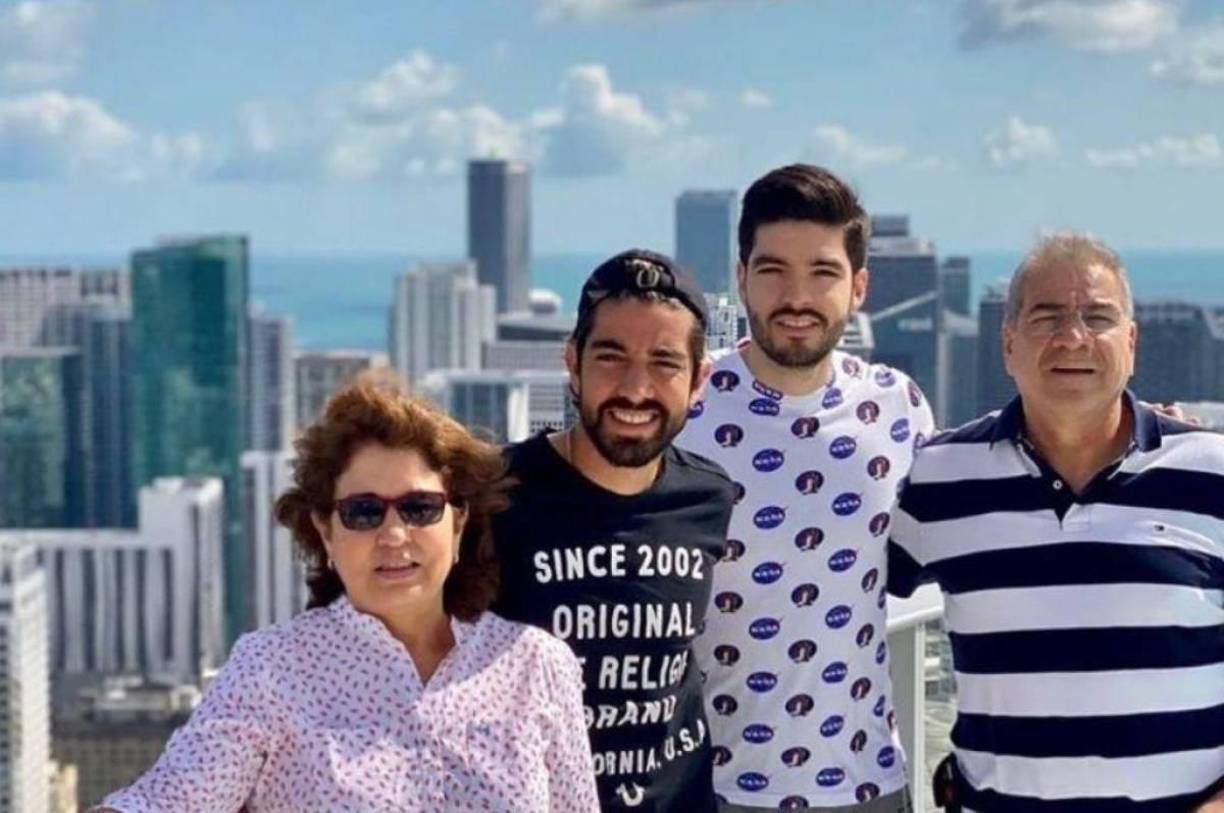 Al momento de adentrarse, se encontró con la madre del futbolista, que estaba herida y fue trasladada a un hospital