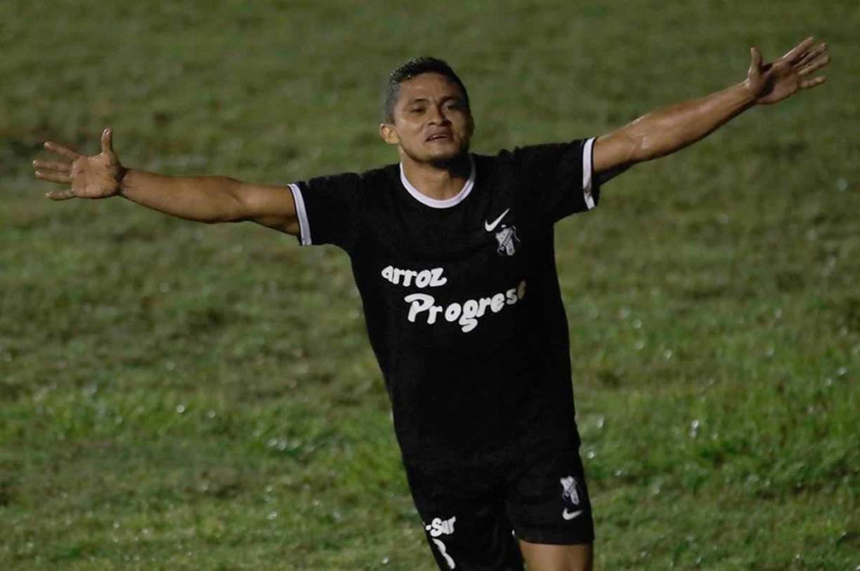 Cardona debutó en la Liga Nacional con el Honduras Progreso en la temporada 2014/2015 y de inmediato sorprendió por su habilidad y fuerza dentro de la cancha.