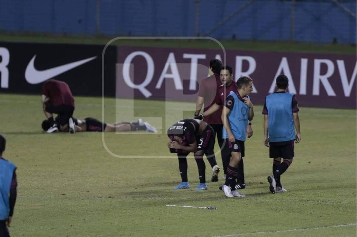El cuerpo técnico de los aztecas consolaban a sus dirigidos que no podían creer lo sucedido.