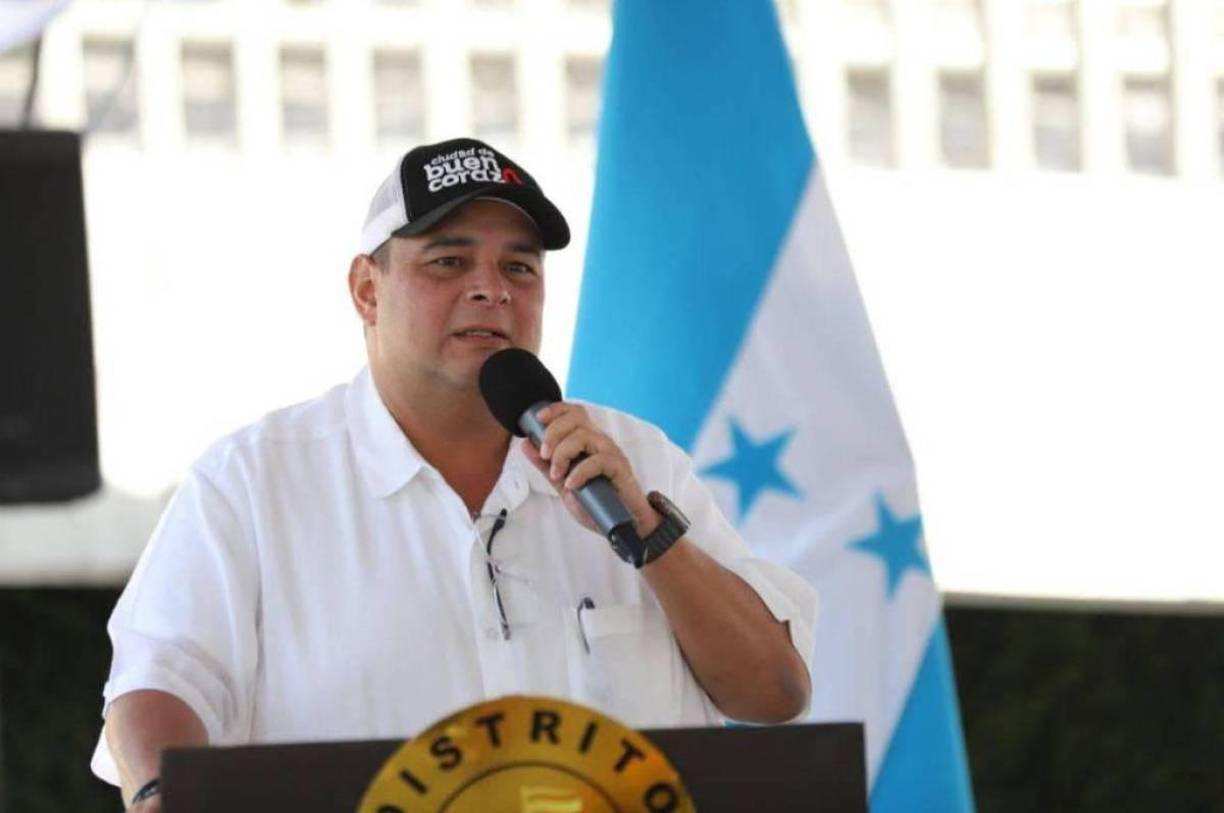 Aldana se movilizaba junto a su equipo de seguridad en una camioneta Toyota Prado color blanca, cuyo blindaje evitó lo que pudo haber sido un magnicidio. 