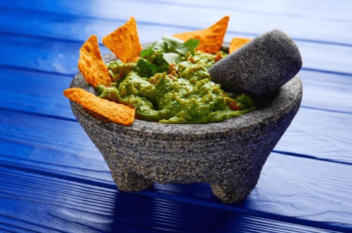 2. Guacamole y Chimol: frescura en cada bocadoPara acompañar estos platillos, nada mejor que un buen guacamole mexicano, hecho con aguacate, tomate, cebolla, cilantro y limón.
