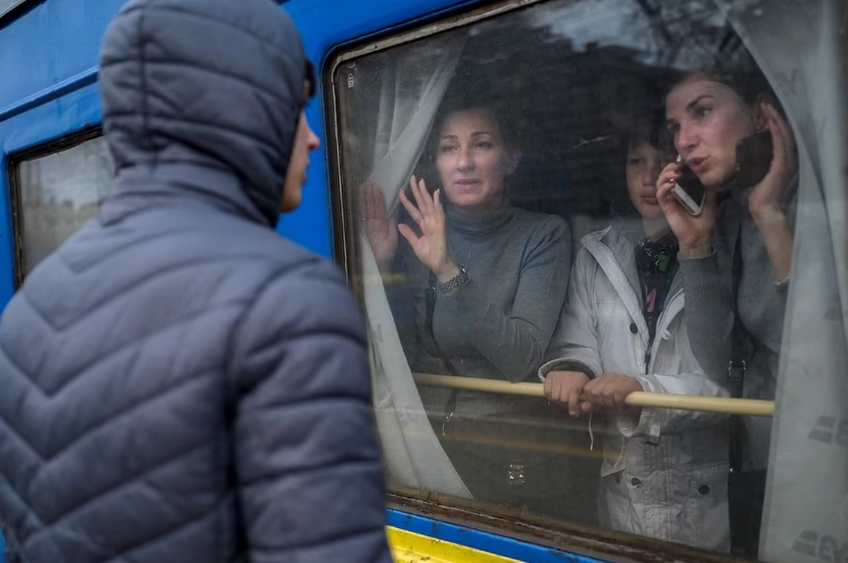 A los hombres en edad de combatir se les ordena quedarse, lo que da lugar a escenas de desgarradoras despedidas.