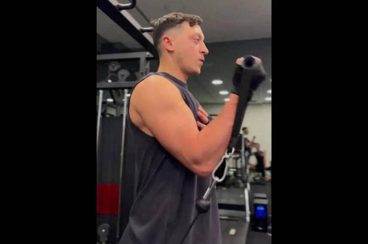 Y continuó: “Francamente, estaba orgulloso de ver a un Mesut Özil que podía hacer las partes que yo no podía hacer sin ninguna dificultad, especialmente en los ejercicios de superserie. En serio, estamos en un gran camino, hoy lo hemos presenciado en vivo”.