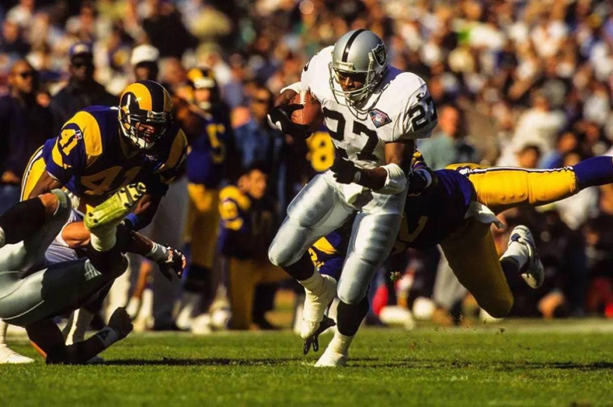 Según información que la policía de Omaha dio a la cadena WOWT-TV, los bomberos respondieron a una llamada sobre un olor a gas que provenía de la casa de Jones el miércoles por la noche, pero cuando encontraron al exjugador en el sótano de su vivienda ya había fallecido. 