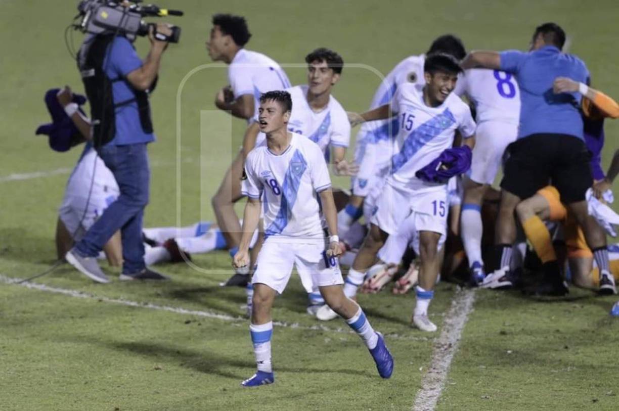 El júbilo de los 20 futbolistas guatemaltecos y el cuerpo técnico era festivo en el feudo del estadio sampedrano.