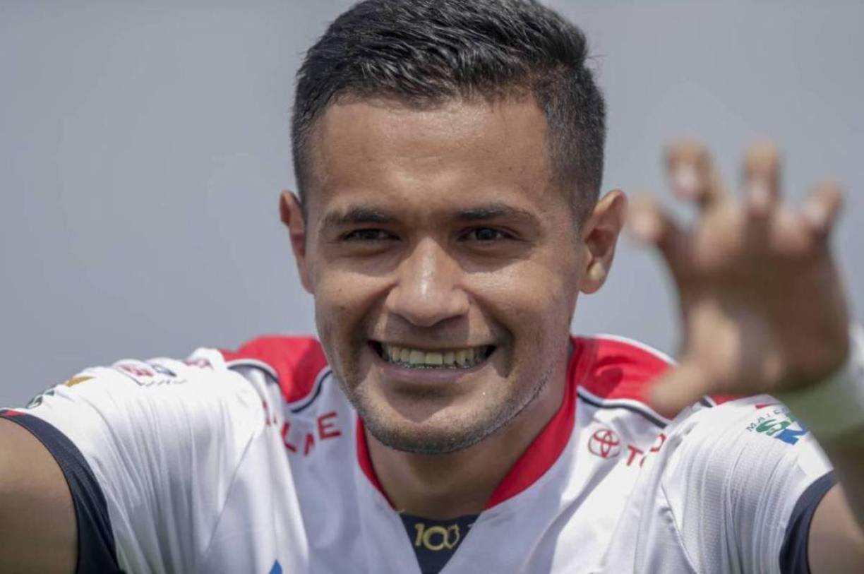 Roger Rojas llegaba procedente del Sporting de San José en donde apenas fue considerado por el técnico argentino José Giacome, sobre todo porque atravesaba una complicada lesión.