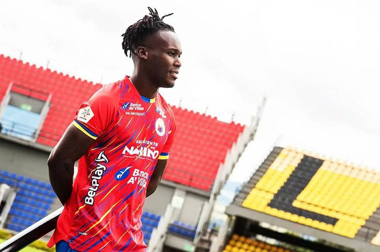 Román Rubilio Castillo - El futbolista hondureño fue confirmado como fichaje del Deportivo Pasto de la Primera División de Colombia, pero no ha podido ser inscrito ya que dicho club no puede fichar jugadores mientras no pague una vieja deuda con un ex futbolista.