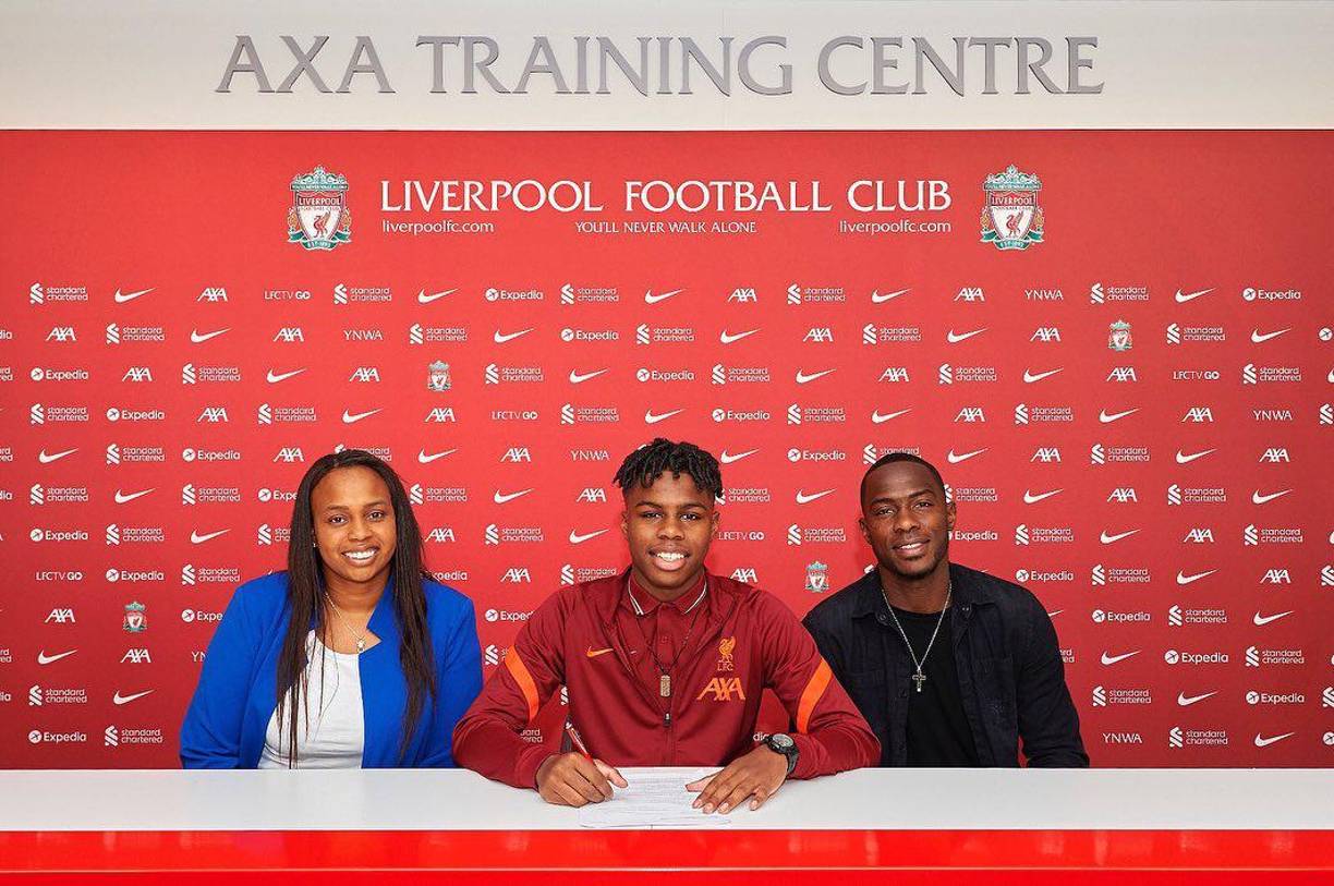 Sandra Norales (izquierda) y Maynor Figueroa (derecha) son los padres de Keyrol, chico que ahora forma parte de la Sub-18 del Liverpool de Inglaterra.