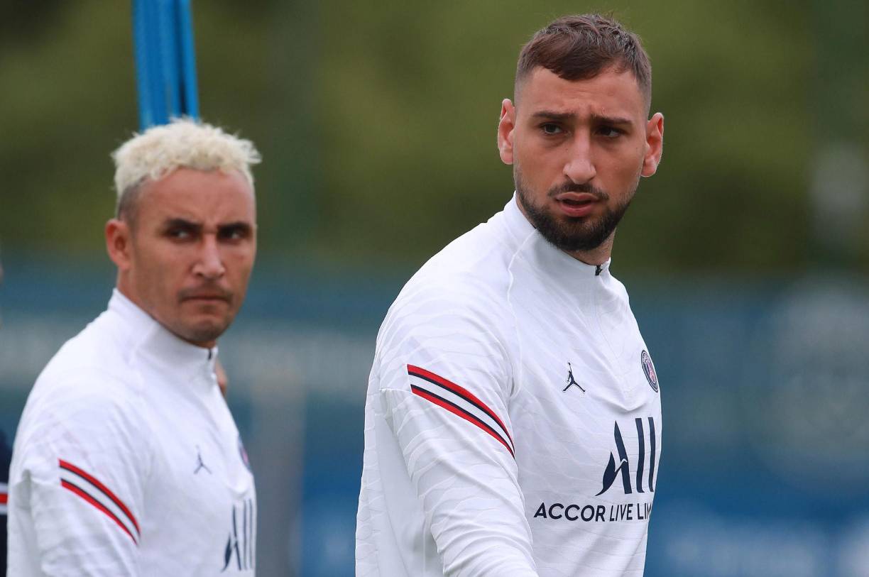 El entorno del arquero italiano empezó a poner en duda la política de Pochettino y así lo expresó Mino Raiola, agente de Donarumma, en una entrevista en la RAI: “No sé si esta situación se ha convertido en un problema, pero todos saben cómo va a terminar esta historia. Todo se decidirá a favor de Gianluigi”, soltó.