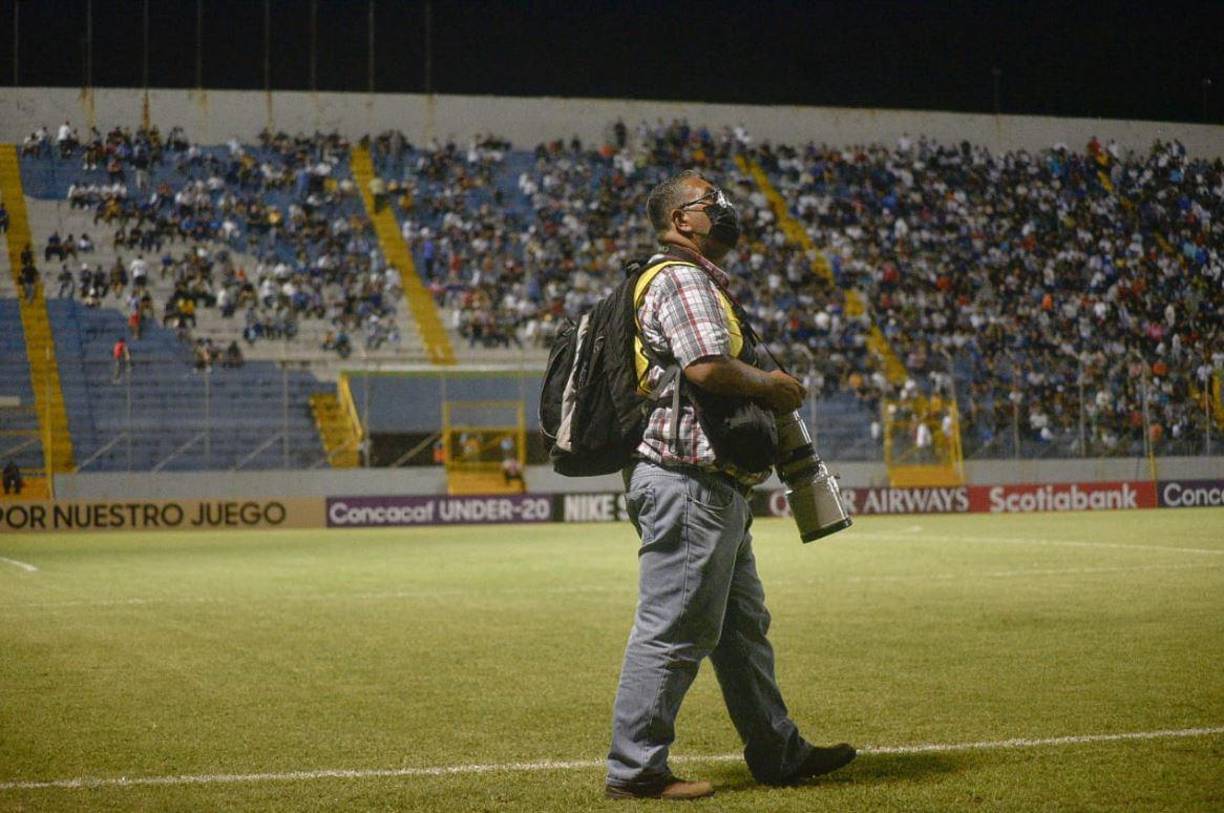 En Honduras hoy se conmemora el día nacional del fotógrafo y el camarógrafo. Edwin Neptalí Romero uno de los fogógrafos más experimentados de Honduras labora en Grupo Opsa.