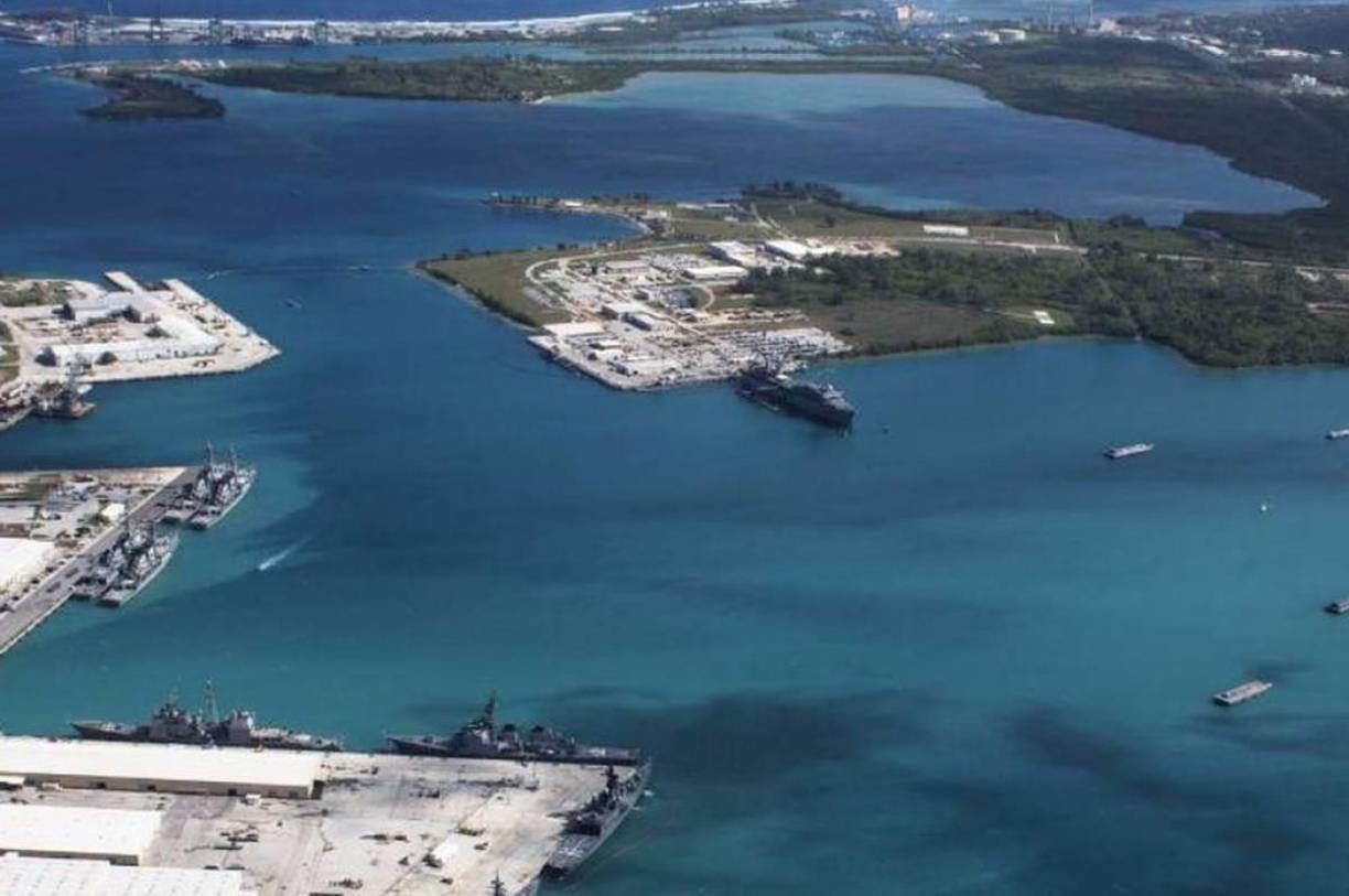 Guam es una isla situada en el archipiélago de las islas Marianas (Pacífico occidental), que es uno de los 14 territorios no incorporados de Estados Unidos y, también, uno de los 17 territorios no autónomos bajo supervisión del Comité de Descolonización de las Organización de las Naciones Unidas (ONU), con el fin de eliminar el colonialismo.