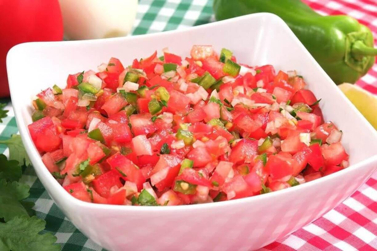 Desde Honduras, el chimol, una ensalada fresca de tomate, cebolla, cilantro y limón, es el complemento perfecto para cualquier comida.