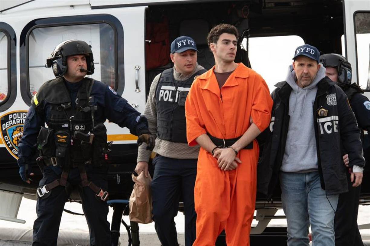 La llegada de Mangione fue inusual por su amplia exposición al público, con numerosas televisiones retransmitiendo en directo su lento “paseo” hacia el tribunal, esposado y con cara de confusión, y rodeado por una multitud de agentes armados; también por algunos “seguidores” que lo esperaban en las inmediaciones.