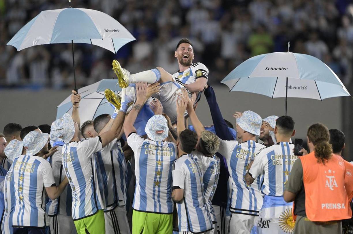 Lionel Messi fue manteado por sus compañeros en la celebración del título mundial en el estadio Monumental.