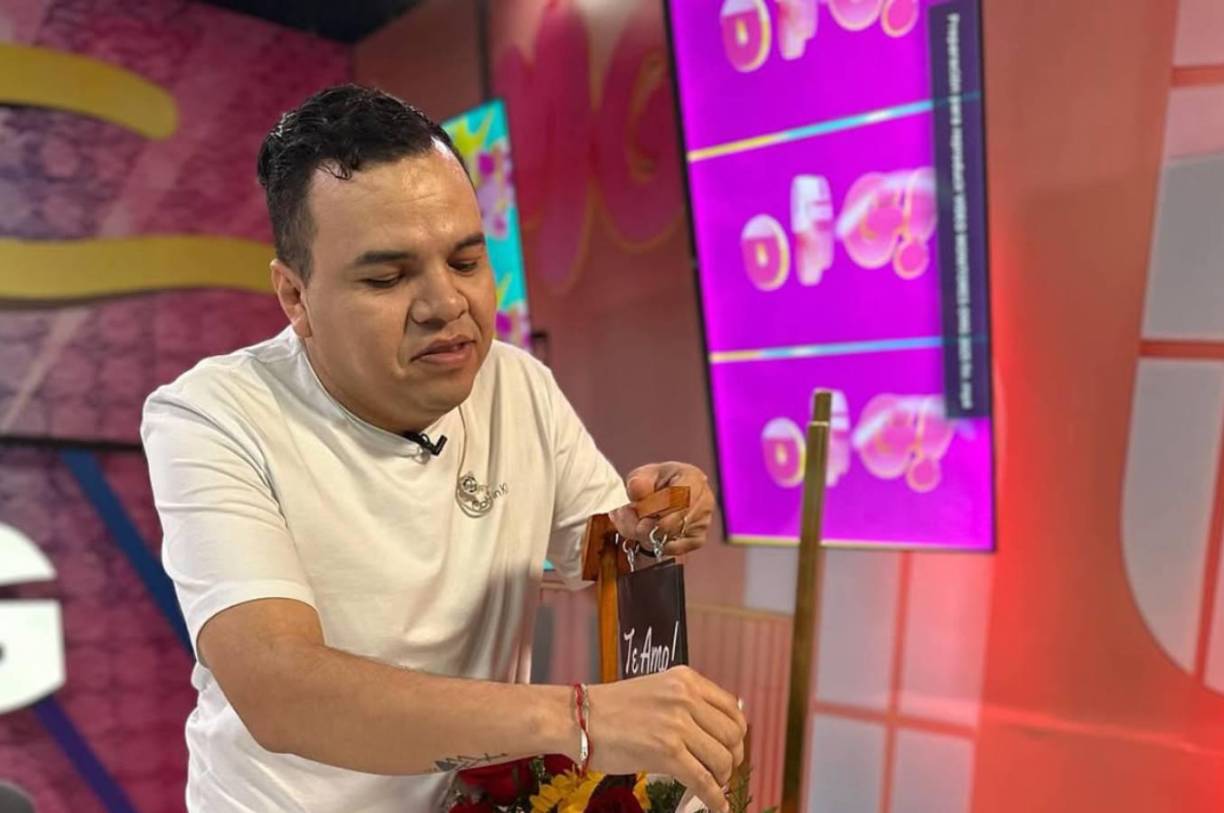 Un reconocido futbolista sorprendió al periodista Jaime Portillo con un ramo de rosas en pleno programa de televisión.