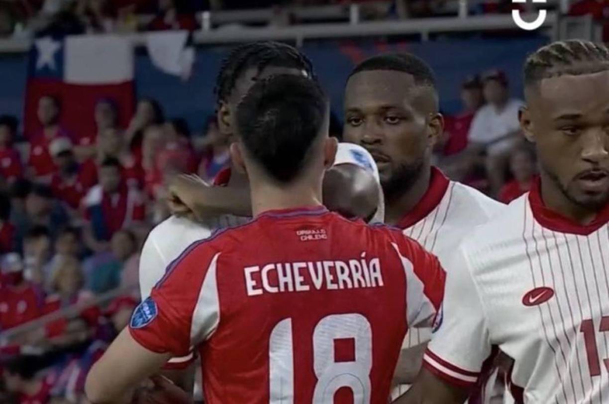 Apenas en el minuto 4, el jugador canadinse Bombito propinó un codazo a Echeverría y esa jugada no la pudo observar bien Wilmar Roldán, sin embargo, el VAR tampoco la sancionó.