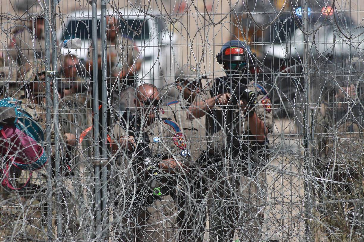 La Guardia Nacional de Texas reforzó este fin de semana la seguridad en la frontera con México luego de que un grupo de migrantes derribara una cerca e ingresara por la fuerza el pasado jueves a Estados Unidos.
