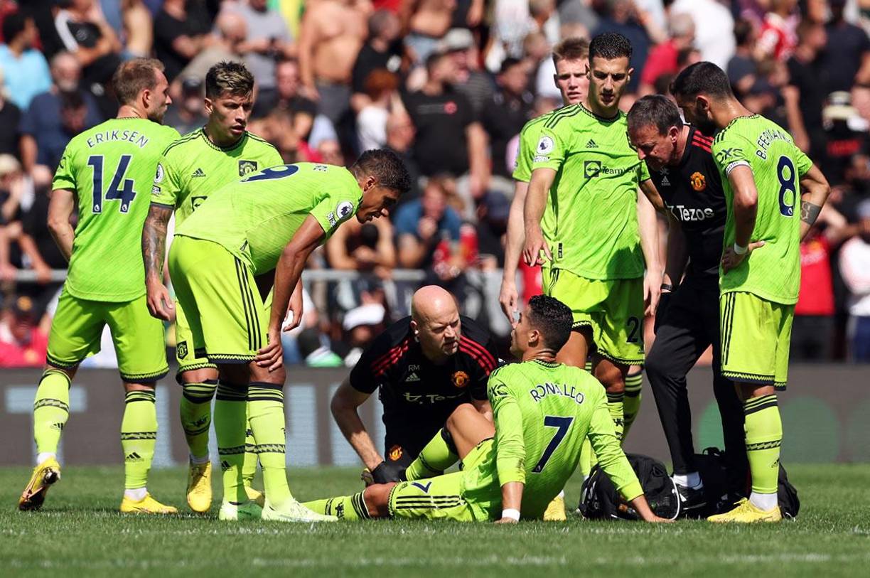 Cristiano Ronaldo dio el susto tras una disputa del balón, se dolía de su rodilla derecha y se tiro al suelo. Sus compañeros se preocuparon por él.