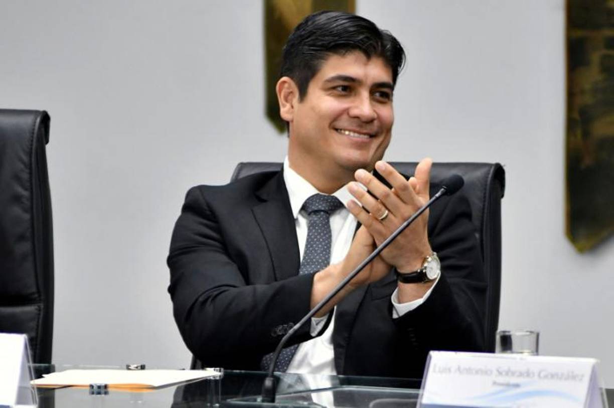 El exalcalde de San Salvador, cuestionado por su creciente autoritarismo, terminó con el reinado del costarricense centroprogresista Carlos Alvarado, quien en abril de 2018 se había convertido, con 38 años, en el mandatario más joven de América.