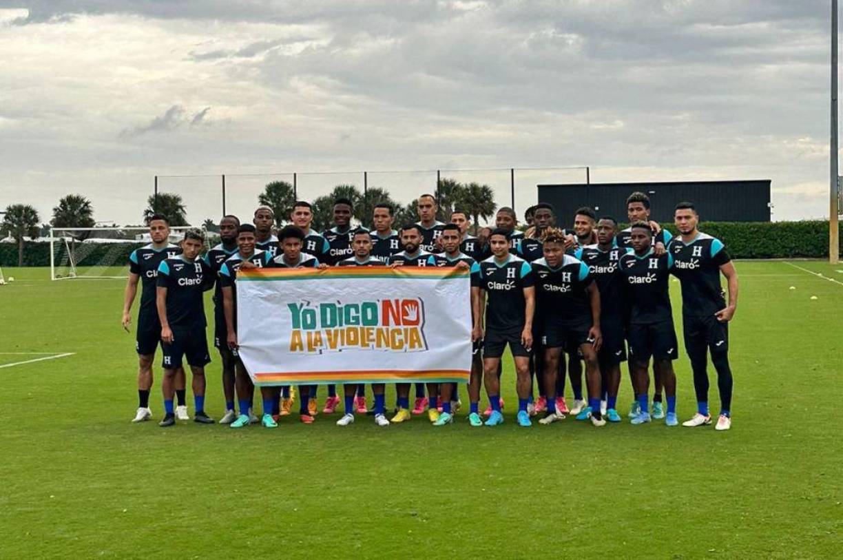 Los jugadores catrachos también se tomaron una fotografía con un cartel y su mensaje: “Yo digo no a la violencia”.