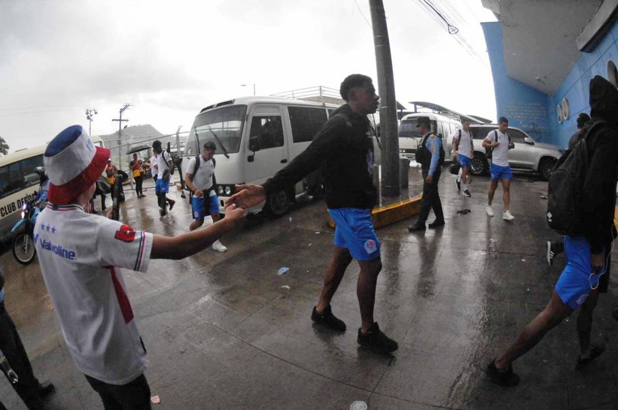 El Olimpia llegó bajo un clima de lluvia al estadio Nacional Chelato Uclés antes del partido contra Génesis.