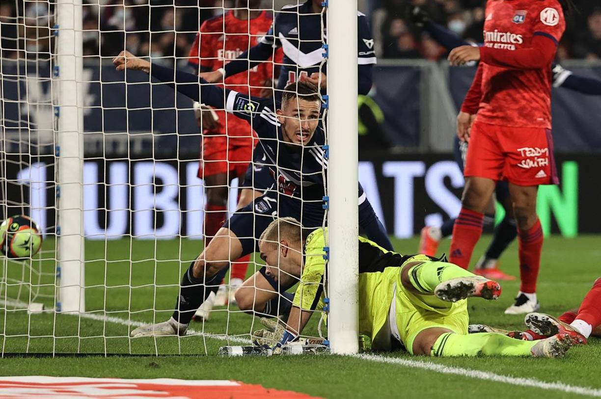 Rémi Oudin se levanta para celebrar el gol del empate 1-1 del Burdeos ante el Lyon.
