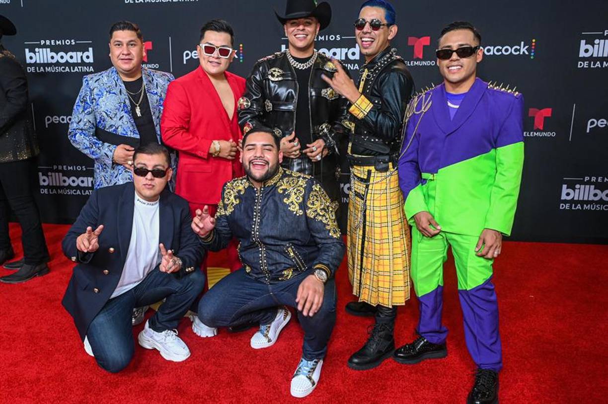  Los integrantes del Grupo Firme posan a su llegada a la alfombra roja de los Premios Billboard de la Música Latina hoy jueves en el Watsco Center en Coral Gables, ciudad aledaña a Miami, Florida (EE. UU). Marcas de lujo y casas de alta costura abundaron en la variada alfombra roja de la edición 2022 de los Premios Billboard a la Música Latina, en la que lo que más llamó la atención fue la ausencia de los artistas con más nominaciones. 