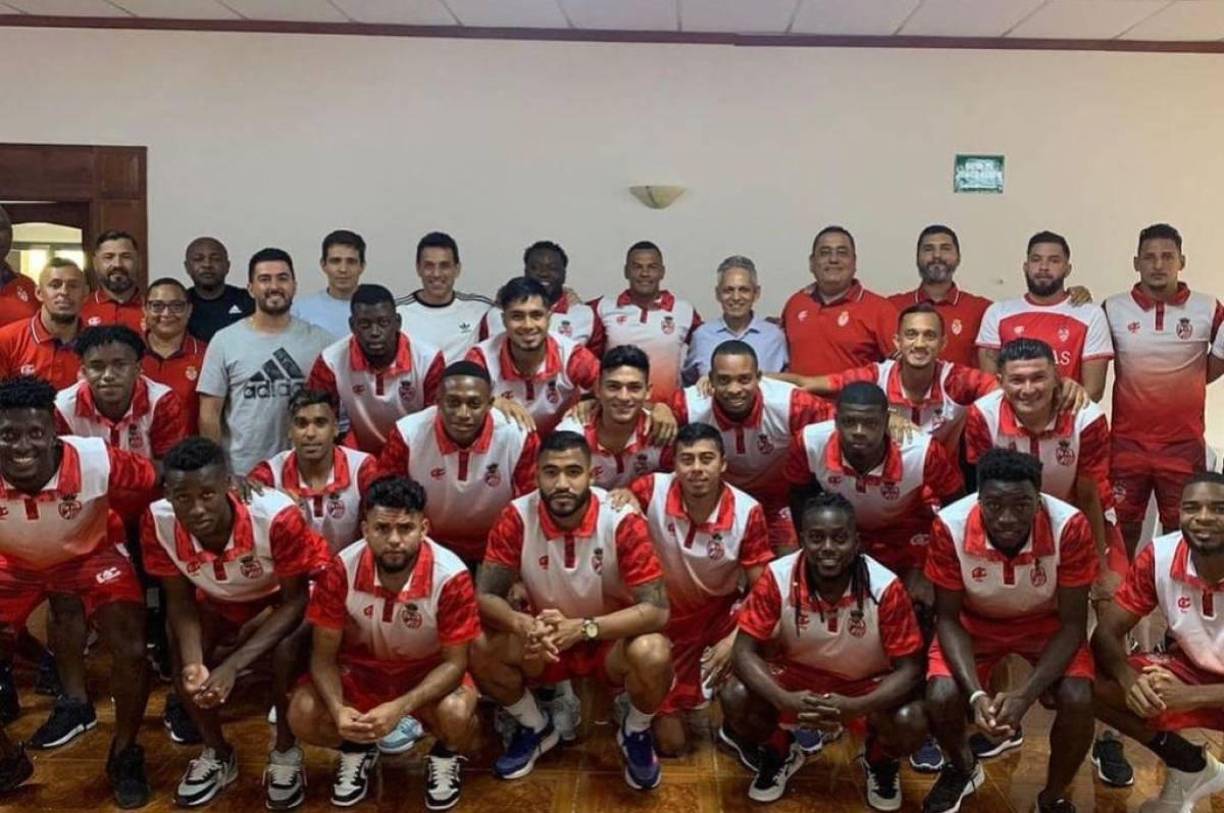 Reinaldo Rueda aprovechó la estadía de la Real Sociedad en Tegucigalpa y sorprendió visitando su plantilla previo al duelo ante Motagua.