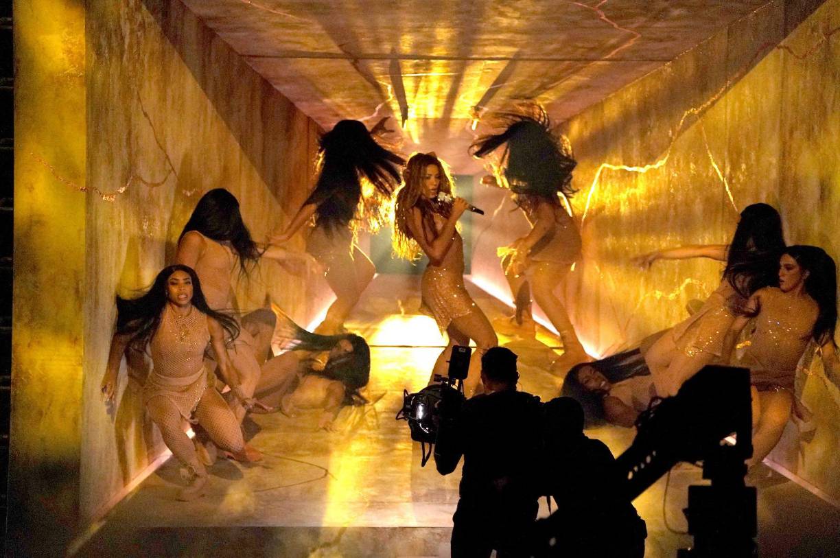 La colombiana es la primera artista latina en recibir el premio Vanguard Award, un galardón que reconoce las contribuciones y el impacto de los videos musicales en la cultura pop.