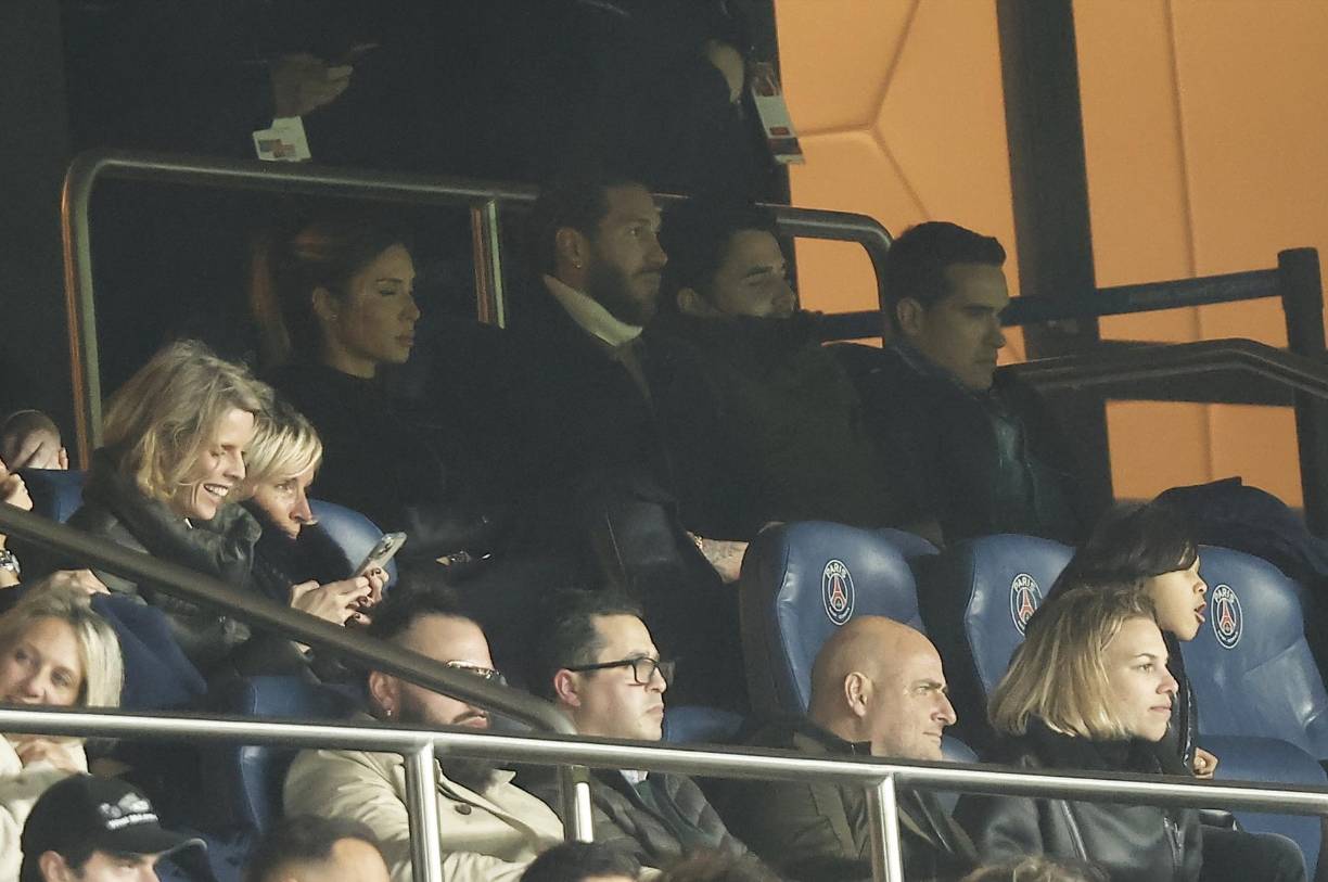 El defensor Ssrgio Ramos no entró en la convocatoria por lesión y así fue captado en uno de los palcos del Parque de los Príncipes.