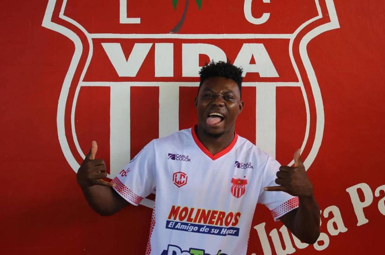 Rafael Agámez: El delantero colombiano le aclaró a Diario LA PRENSA que tiene un año de contrato con el Vida y por lo tanto negó los rumores sobre una posible salida del cuadro ceibeño.