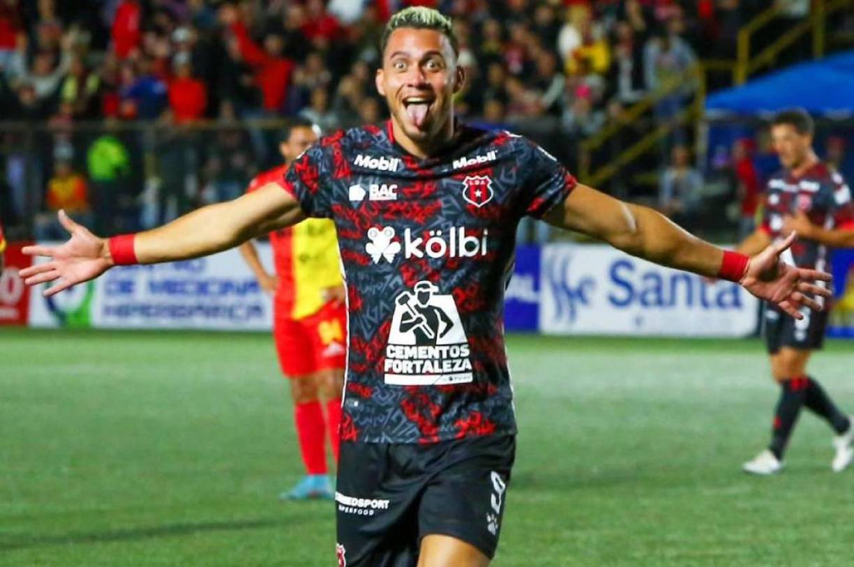 Ángel Tejeda - El delantero hondureño, tras salir del Alajuelense, podría regresar al fútbol hondureño, donde le han salido varias ‘novias’. Marathón, Vida, Victoria y, el último que se ha sumado al interés es el Motagua.