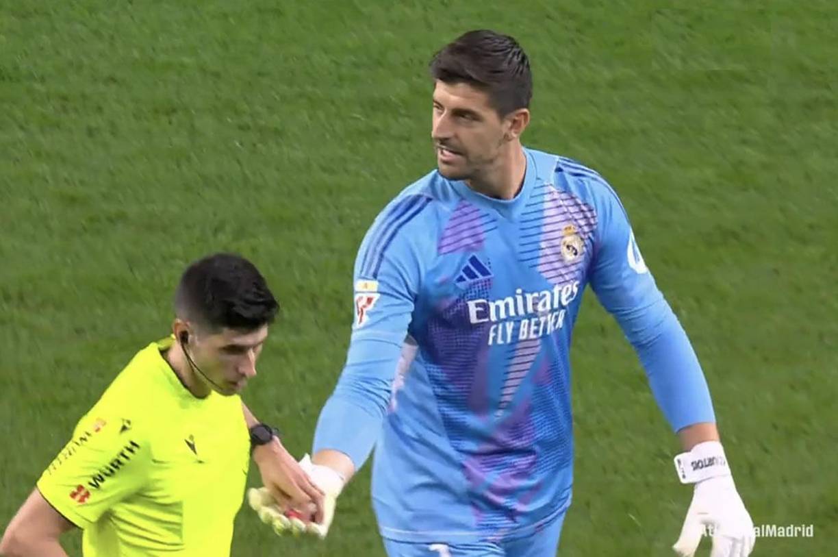 Courtois le entregó varios encendedores al árbitro Mateo Busquets Ferrer y el partido se detuvo.