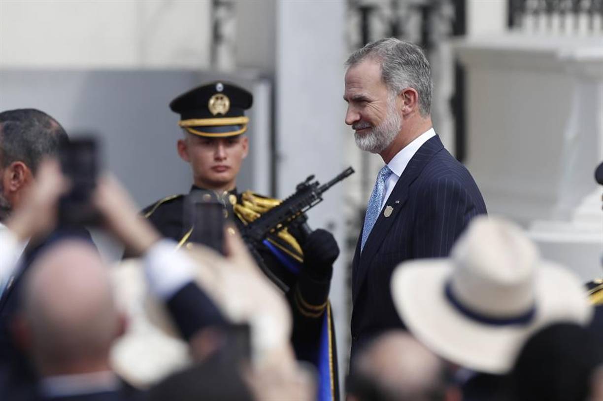 El rey Felipe VI de España a su llegada a la ceremonia respondió el saludo de Milei.