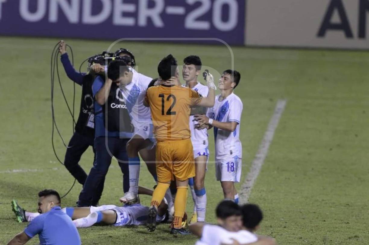 El formado en las inferiores del Comunicaciones se llevó todas las felicitaciones y sus compañeros corrieron a abrazarlo.