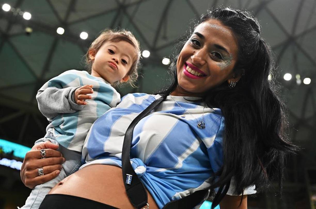 Bellas fanáticas acompañadas de sus hijos también animaron a la Albiceleste.