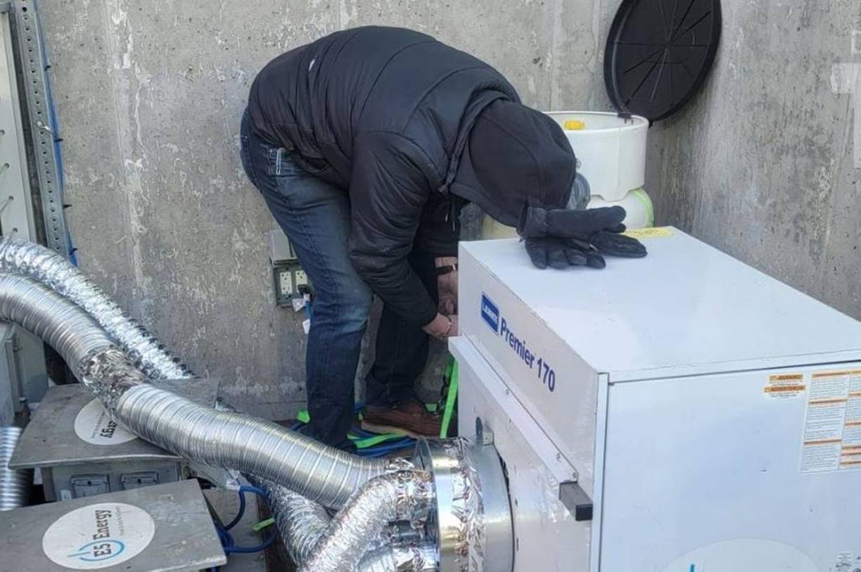 Los organizadores han instalado un equipo de calefacción en los bancos de suplentes para mantener cálidos a los jugadores.